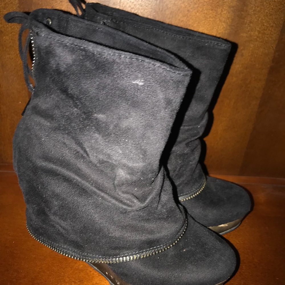 Black wedges